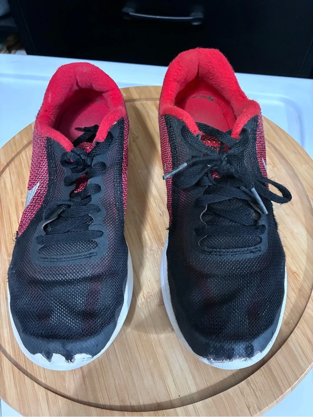 Nike Kids Black and Red Low-Top Sneakers